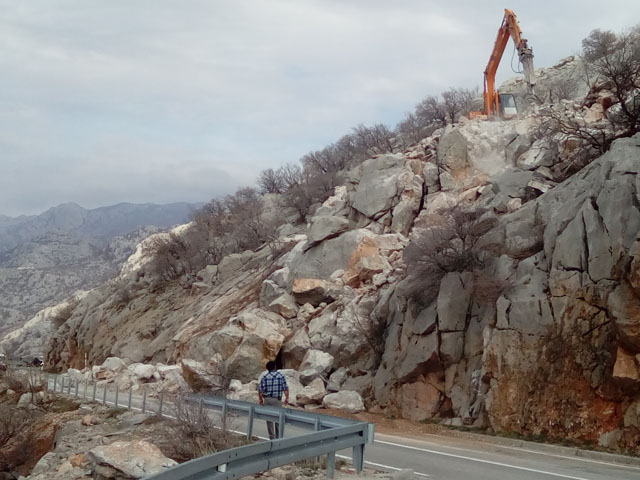 Na vr' Velebita bager mrda